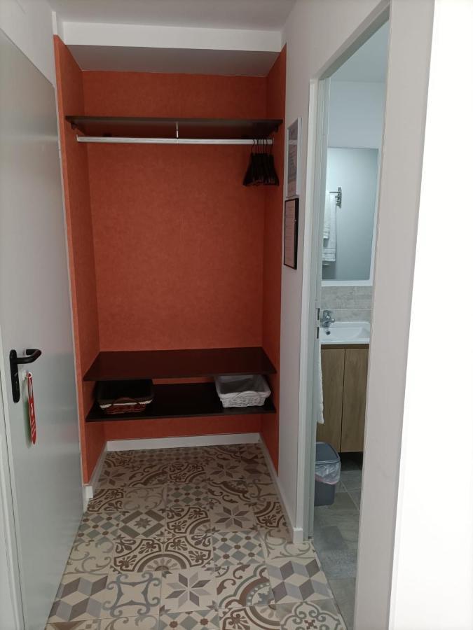 Hostal Las Encinas Villaviciosa de Odón Esterno foto