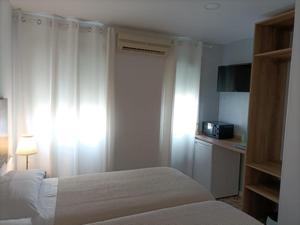 Hostal Las Encinas Villaviciosa de Odón Esterno foto
