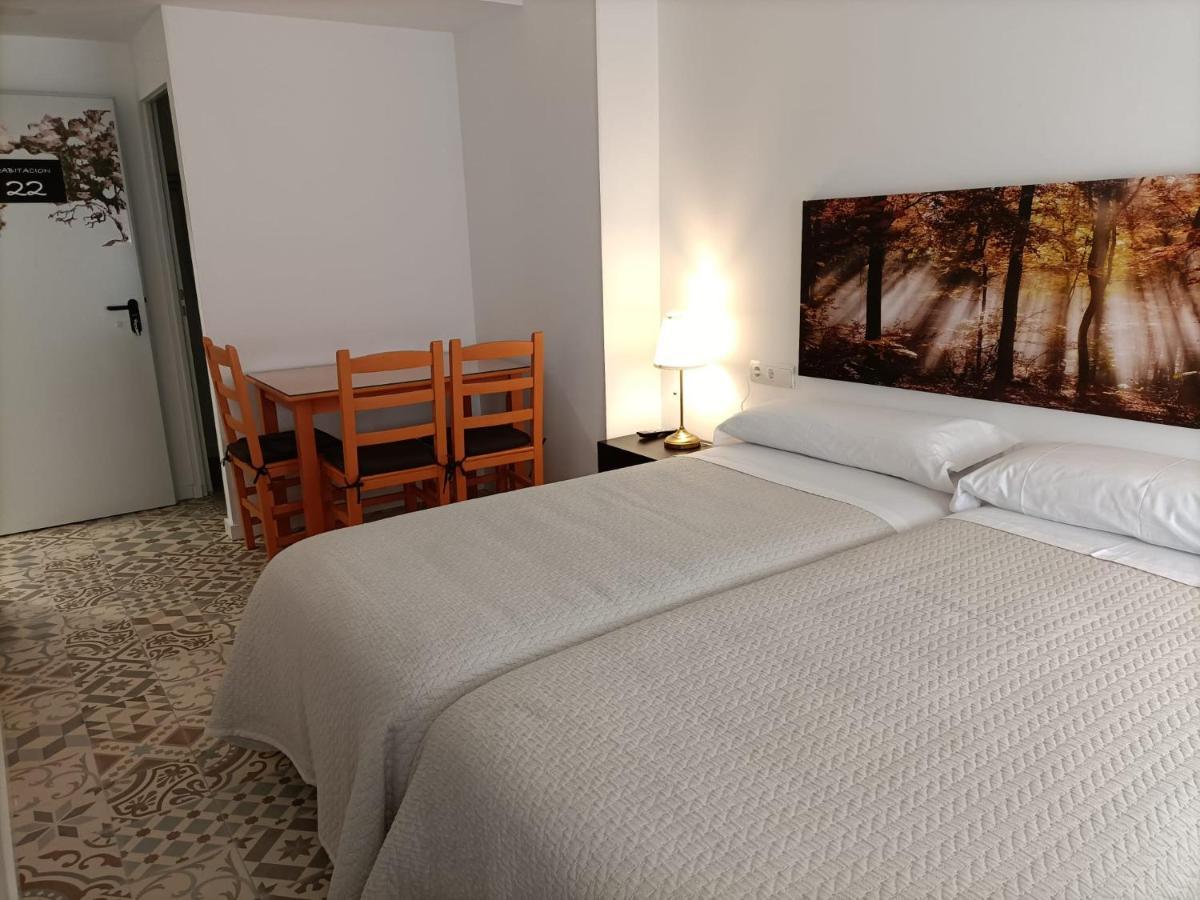 Hostal Las Encinas Villaviciosa de Odón Esterno foto