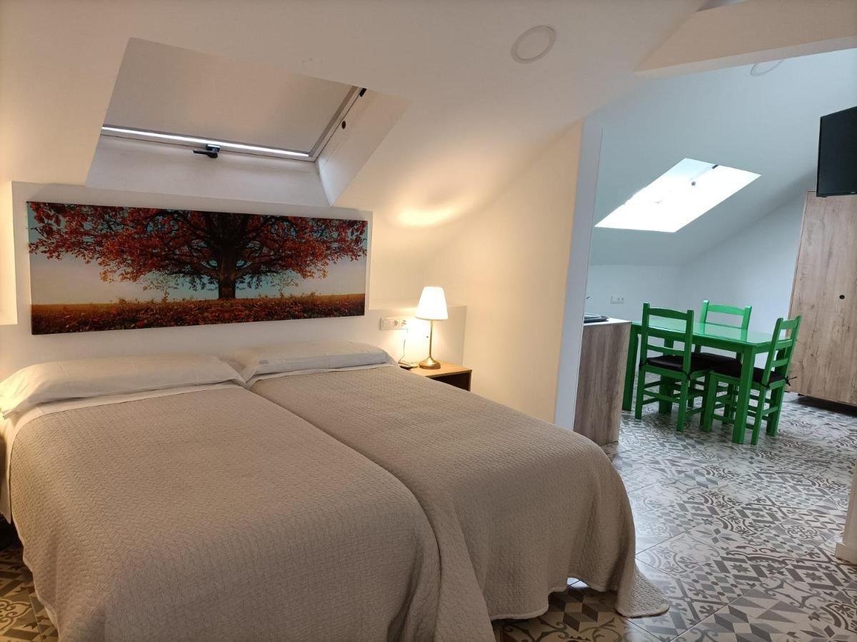 Hostal Las Encinas Villaviciosa de Odón Esterno foto