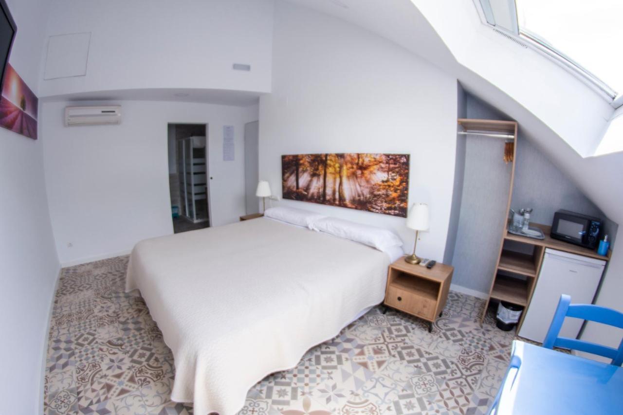 Hostal Las Encinas Villaviciosa de Odón Esterno foto