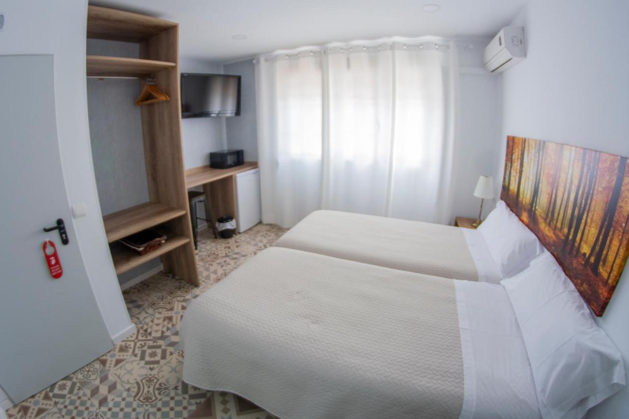 Hostal Las Encinas Villaviciosa de Odón Esterno foto