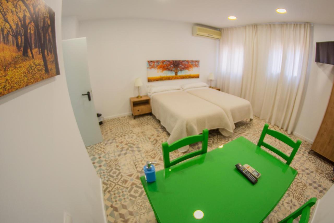 Hostal Las Encinas Villaviciosa de Odón Esterno foto