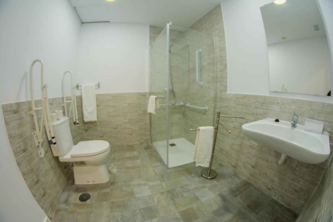 Hostal Las Encinas Villaviciosa de Odón Esterno foto