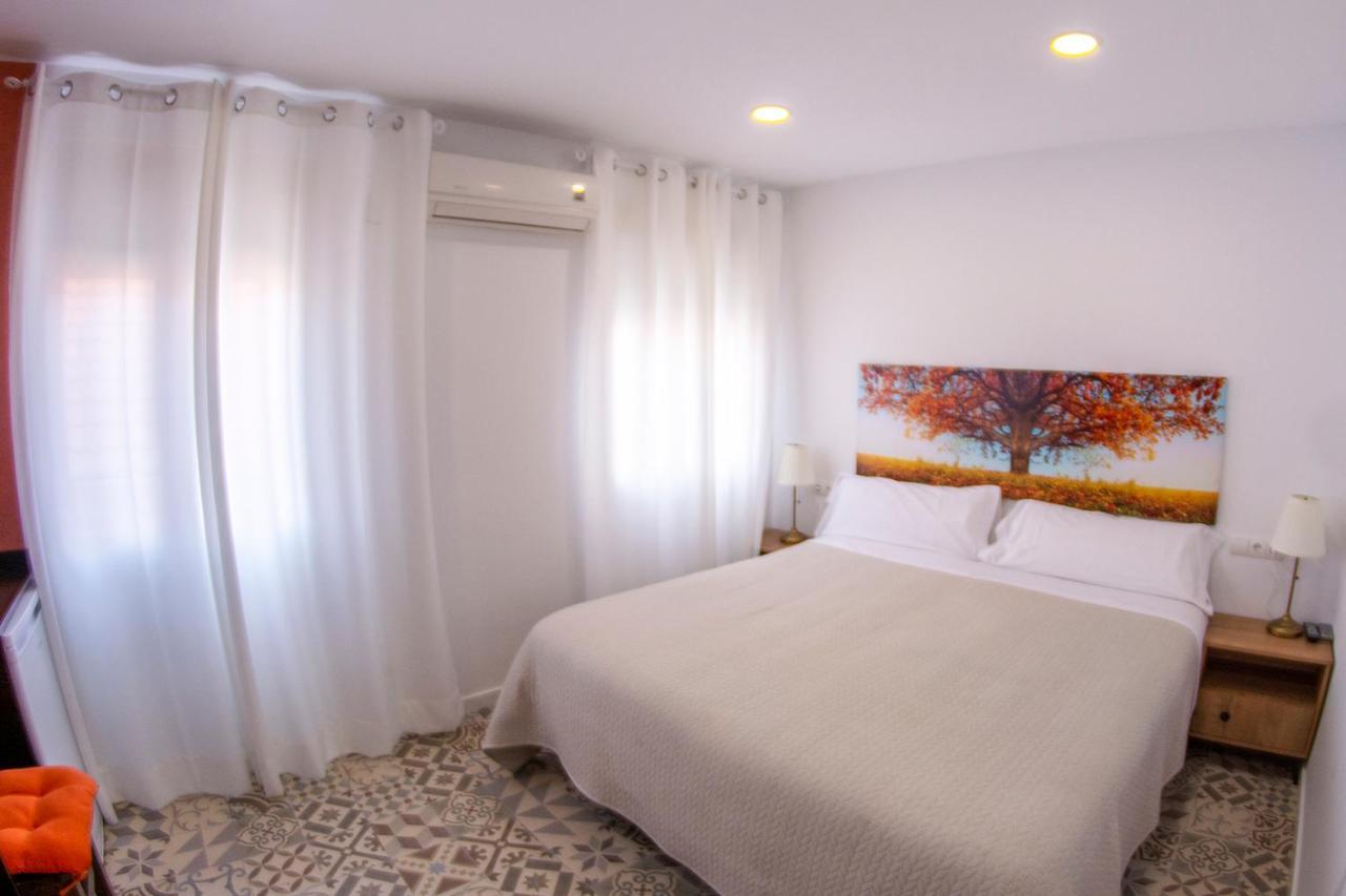 Hostal Las Encinas Villaviciosa de Odón Esterno foto
