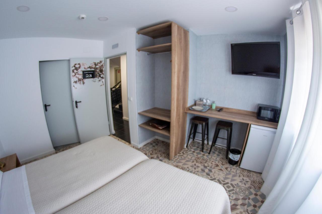 Hostal Las Encinas Villaviciosa de Odón Esterno foto