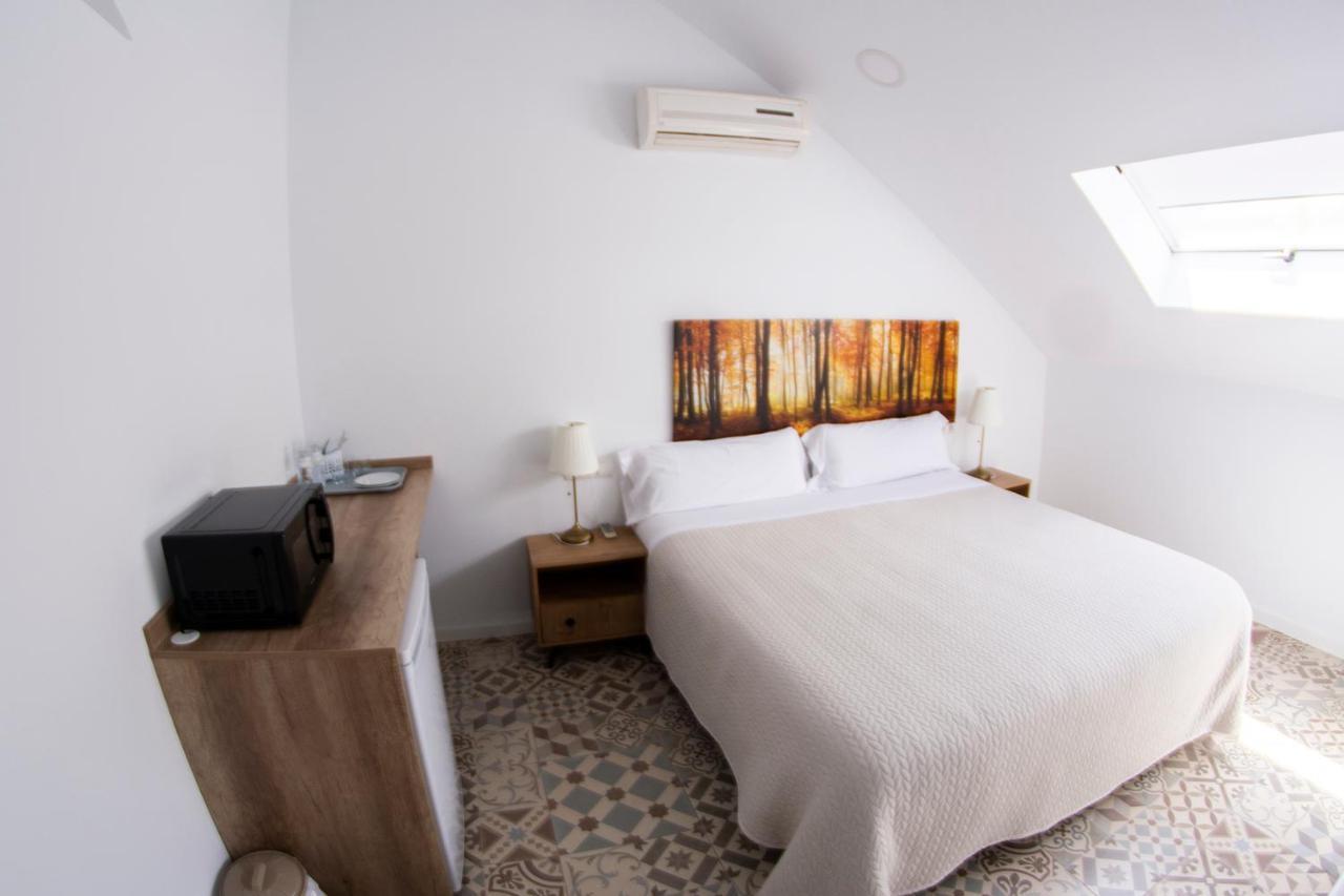 Hostal Las Encinas Villaviciosa de Odón Esterno foto