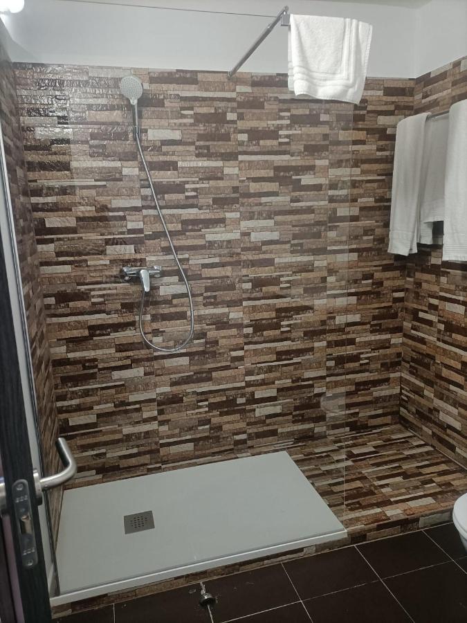 Hostal Las Encinas Villaviciosa de Odón Esterno foto